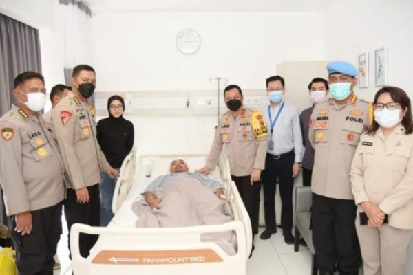 kapolda maluku jenguk kasat reskrim luka terkena panah saat mengamankan bentrokan malra 70505