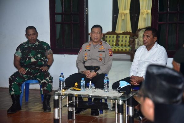 kapolda maluku temui tiga tokoh ori dan pelauw setujui penyelesaian batas tanah secara hukum 23053