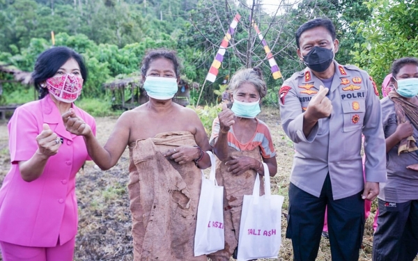 kapolda malut salurkan bantuan kepada petani di halmahera timur 27162