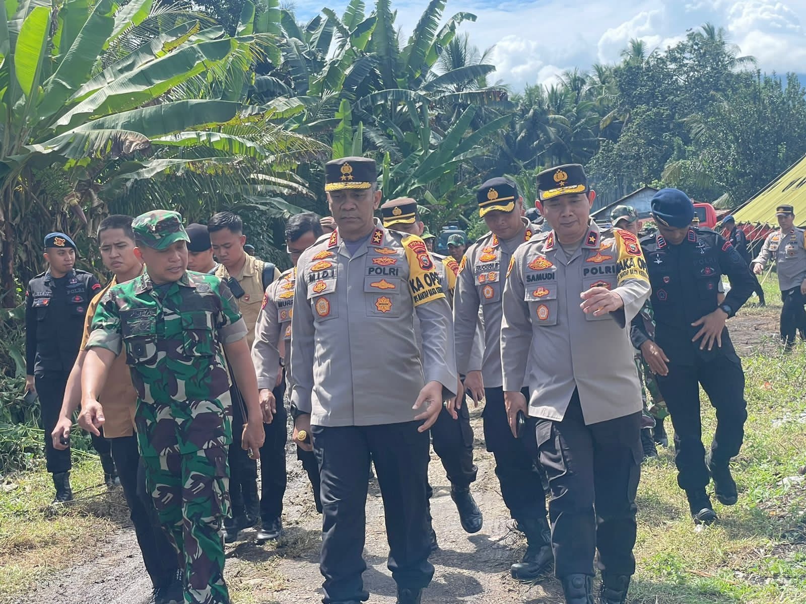 kapolda malut tinjau lokasi pengungsian erupsi gunung ibu 74097