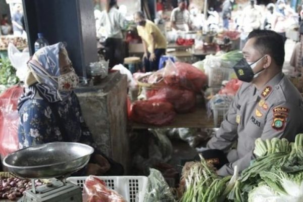 kapolda metro jaya aims to vaccinate workers in pasar minggu 44937