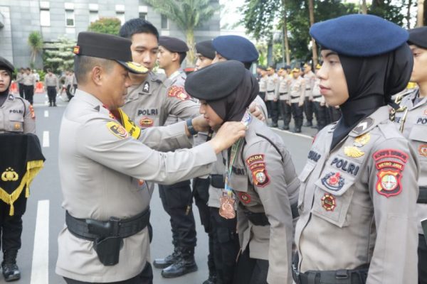 kapolda metro jaya berikan penghargaan ke personel berprestasi 71073