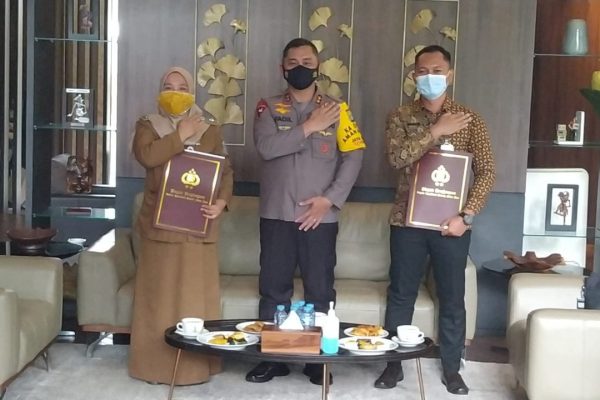 kapolda metro jaya berikan penghargaan pada kelurahan pulau tidung 11983