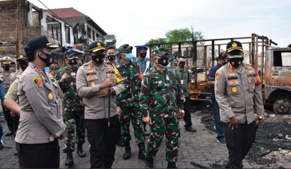 kapolda metro jaya bersama pangdam jaya tinjau serta berikan bantuan terhadap korban kebakaran gudang di kalibaru 35241