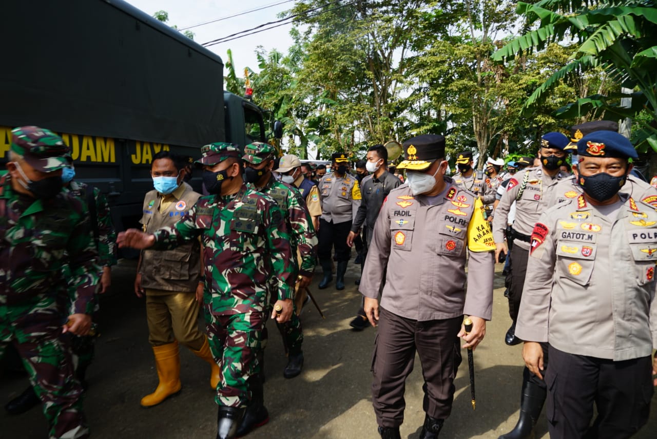 kapolda metro jaya dan pangdam jaya pimpin penanganan korban tanggul jebol di pebayuran 30622