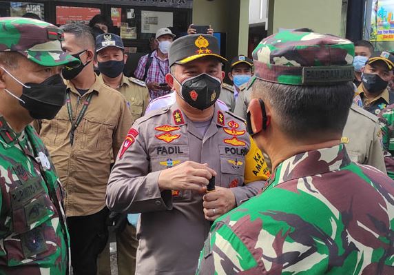 kapolda metro jaya dan pangdam jaya semangati warga sunter yang sedang isoman 11917