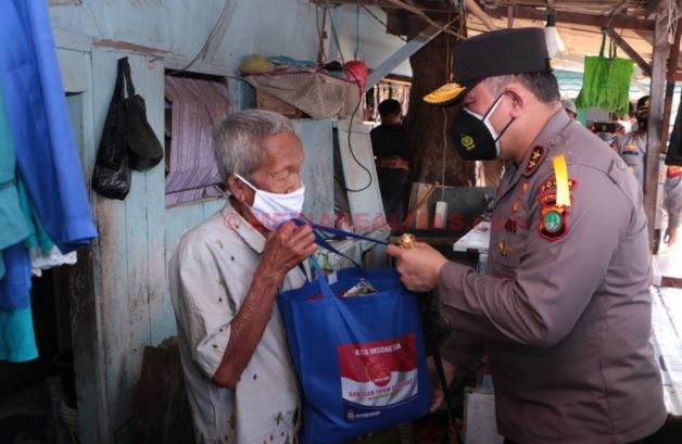 kapolda metro jaya distribusikan 1 085 paket sembako di depok 26409