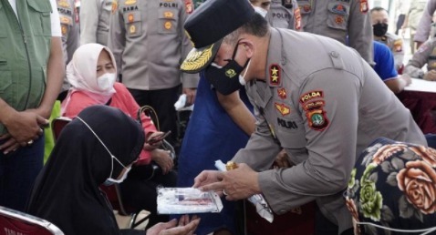 kapolda metro jaya kunjungi alun alun kota bekasi dalam rangka vaksinasi 600 lansia 21056