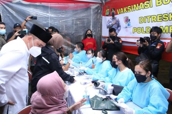 kapolda metro jaya kunjungi gerai vaksinasi malam hari di masjid istiqlal 45670
