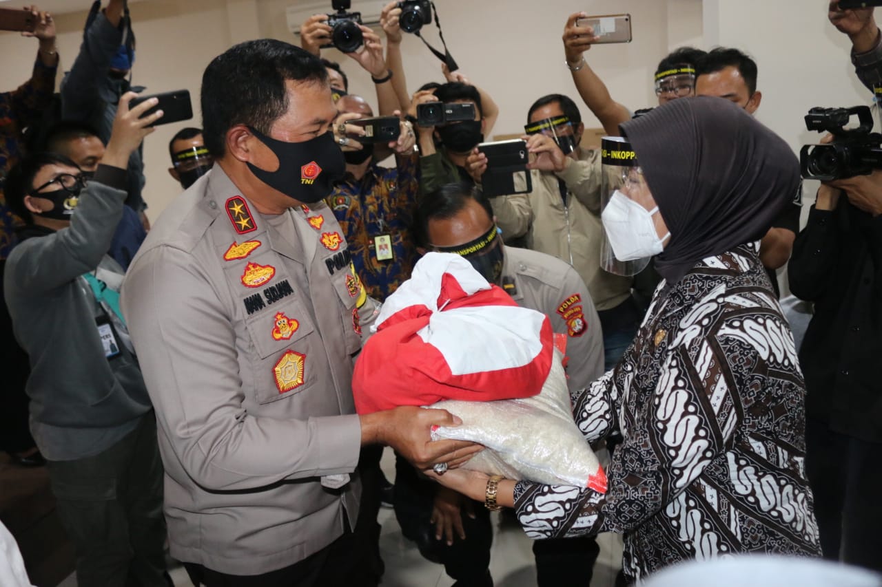 kapolda metro jaya serahkan 4 000 paket bansos untuk purnawirawan polri dan inkoppol 34913