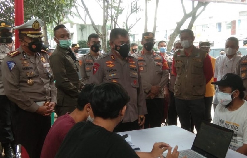 kapolda metro jaya tinjau gerai vaksinasi merdeka aglomerasi di kantor spsi bekasi 9695