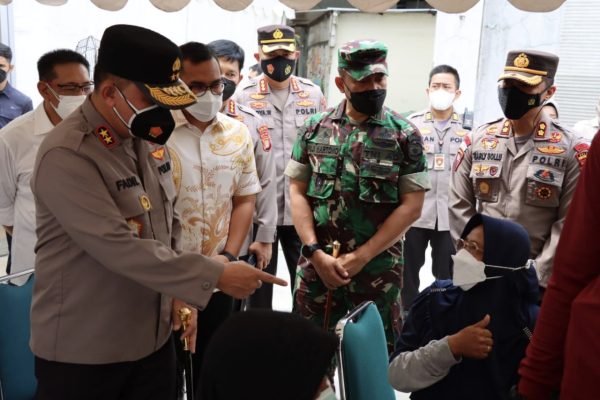kapolda metro jaya tinjau langsung vaksinasi booster di alam sutera tangsel 23349