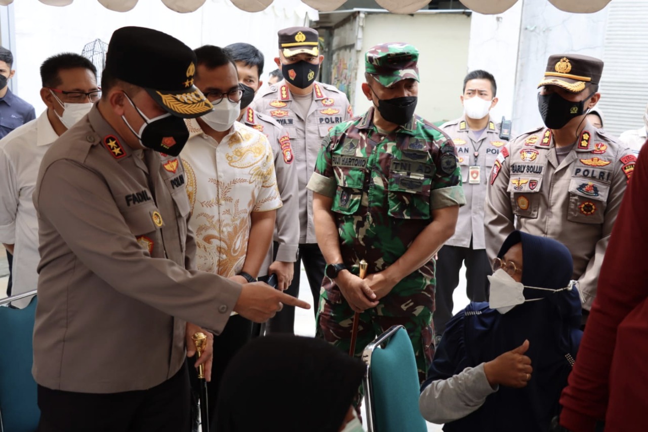 kapolda metro jaya tinjau langsung vaksinasi booster di alam sutera tangsel 23349