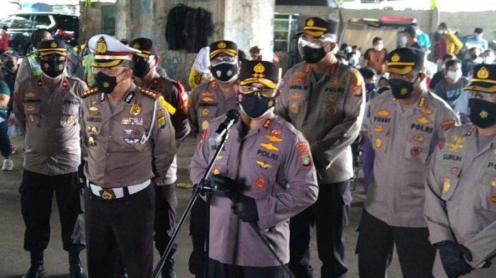 kapolda metro jaya tinjau pelaksanaan vaksinasi covid 19 dan bagikan sembako di jakut 29264