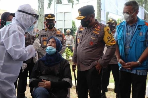 kapolda metro jaya tinjau swab sebanyak 3 000 warga kampung tangguh jaya di pamulang timur 9023