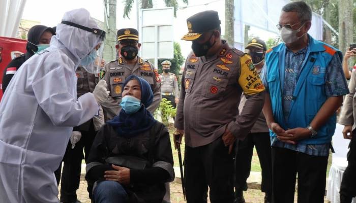 kapolda metro jaya tinjau swab sebanyak 3 000 warga kampung tangguh jaya di pamulang timur 9023