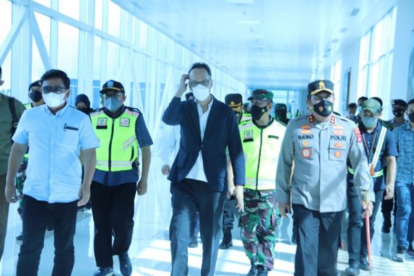 kapolda ntb bersama danrem 162 wira bhakti sambut kedatangan mantan panglima tni di bandara internasional zainuddin abdul madjid 22764
