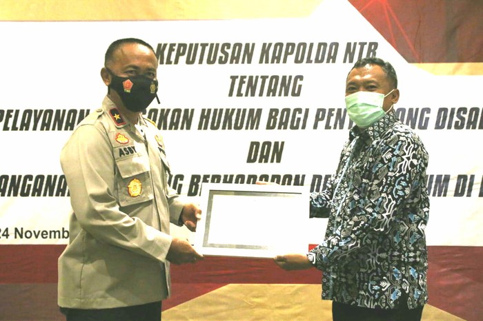 kapolda ntb dapat penghargaan sebagai inisiator sop penanganan anak di ri 32754