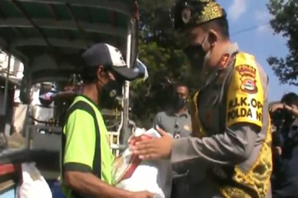 kapolda ntb distribusikan 2 500 paket sembako untuk warga 26537