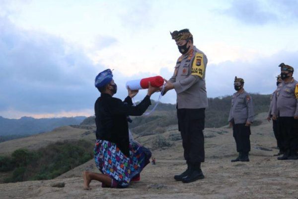 kapolda ntb kibarkan bendera merah putih raksasa di bukit merese kek mandalika 34938