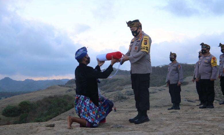 kapolda ntb kibarkan bendera merah putih raksasa di bukit merese kek mandalika 34938