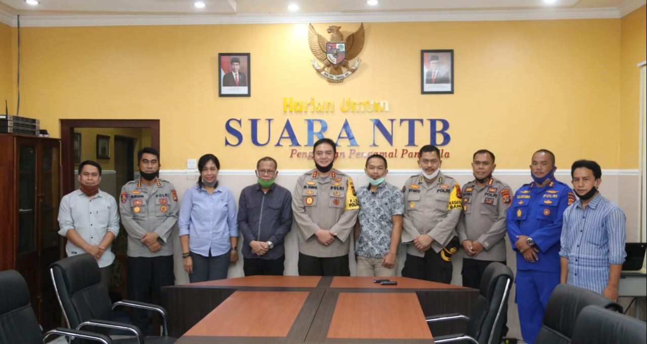 kapolda ntb silaturrahmi ke tiga kantor media cetak lokal agar perkuat sinergi dengan media 36405