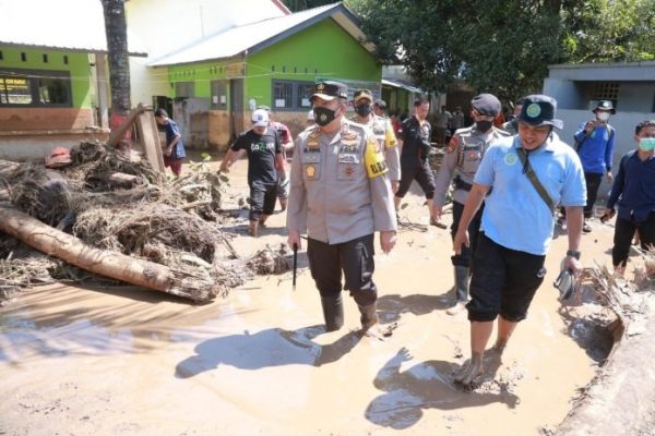 kapolda ntb tinjau lokasi banjir dan longsor di lombok barat 25319