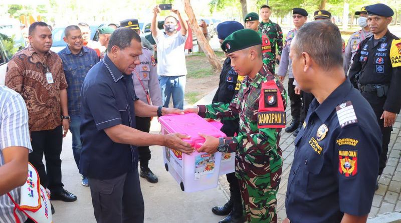 kapolda ntt bagikan bingkisan kepada anggota tni polri dan ciqs plbn motaain 56058