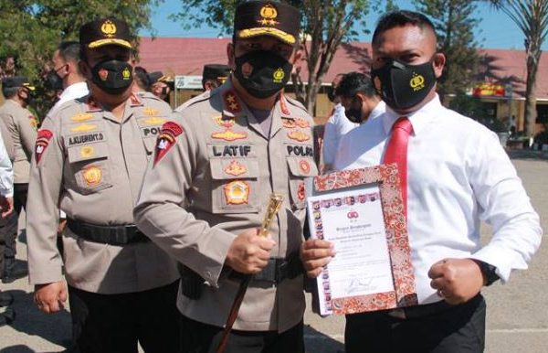 kapolda ntt beri penghargaan anggota berprestasi 9767