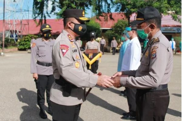 kapolda ntt beri penghargaan kepada 133 nakes 36779