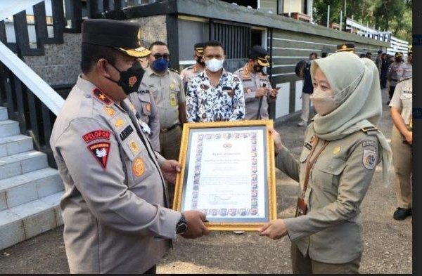 kapolda ntt beri penghargaan kepada warga sipil atas prestasinya 20937