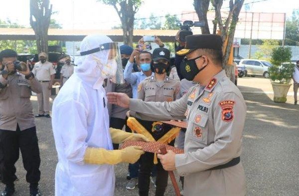 kapolda ntt berikan penghormatan khusus pada tenaga kesehata 11986