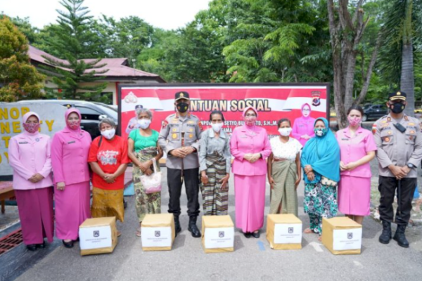 kapolda ntt bersama ketua bhayangkari daerah ntt bagikan bansos kepada masyarakat terdampak pandemi covid 19 22841