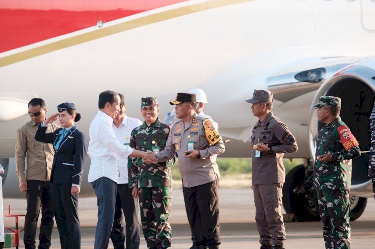 kapolda ntt berserta pejabat tni sambut hangat kedatangan presiden jokowi di ntt 79470
