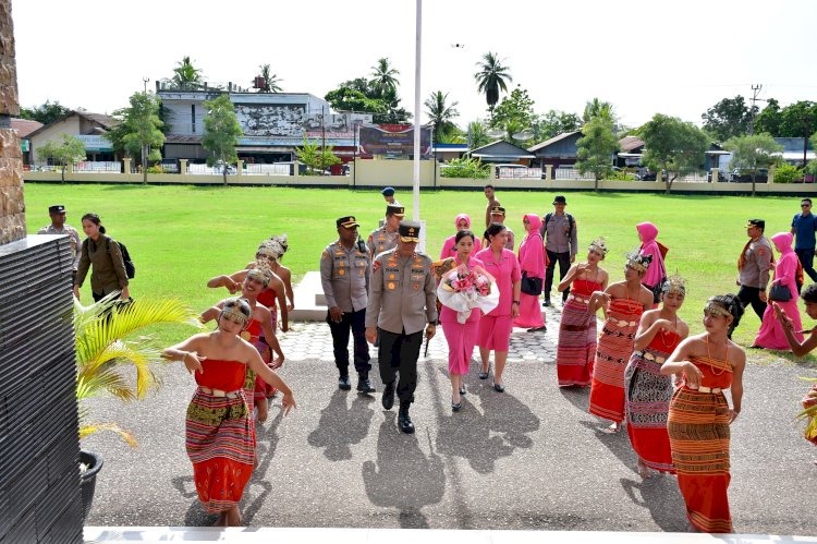 kapolda ntt dan ketua bhayangkari beserta rombongan disambut secara adat di polres malaka 83357