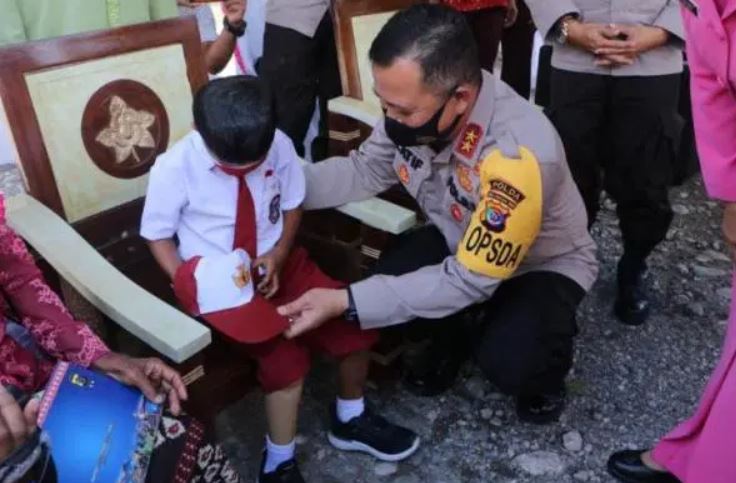 kapolda ntt hadiahi kaki palsu mimpi seorang bocah disabilitas bisa terwujud 11522