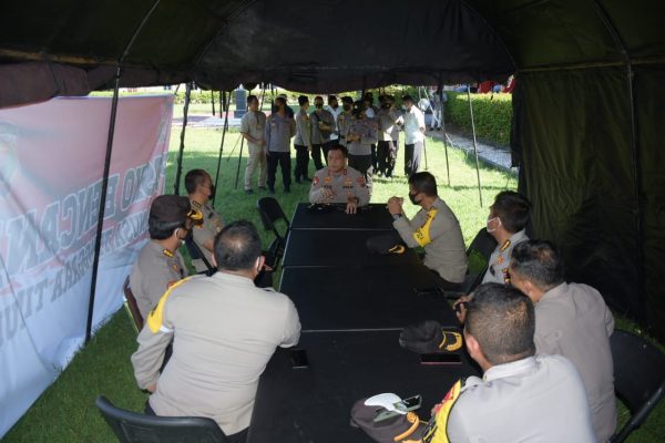 kapolda ntt kehadiran polri di tengah tengah masyarakat harus bisa dirasakan manfaatnya 9125