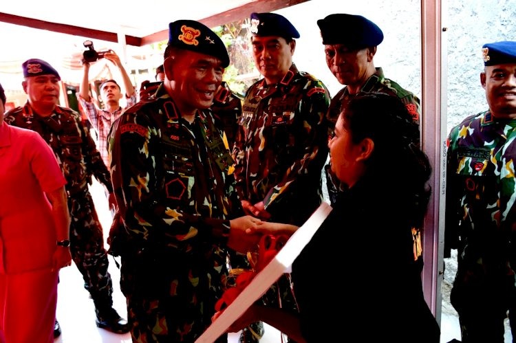 kapolda ntt resmikan kegiatan bedah rumah bagi phl pada brimobda ntt 81163