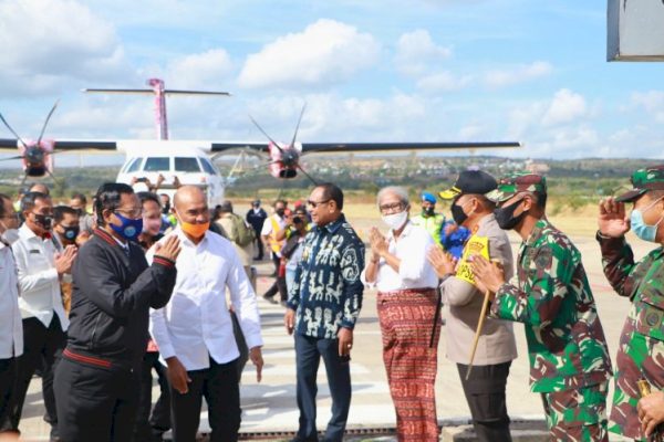 kapolda ntt sambut kedatangan menkopolhukam dan mendagri di bandara eltari kupang 11093