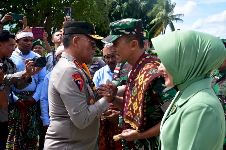 kapolda ntt sambut kedatangan pangdam ix udayana di bandara el tari kupang 74827