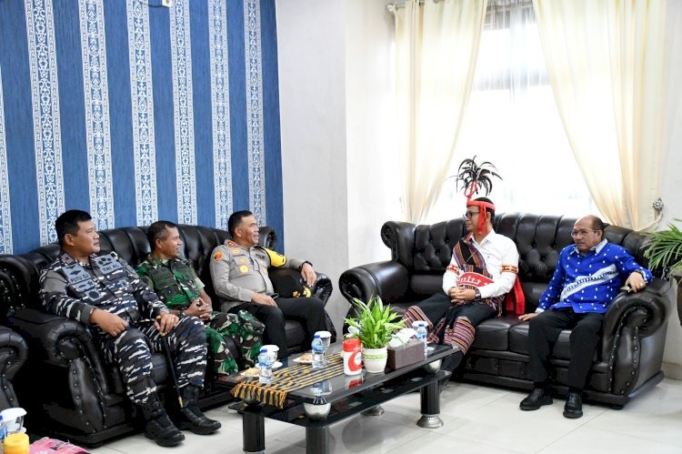kapolda ntt sambut kedatangan penjabat gubernur di bandara el tari kupang 78579