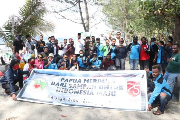 kapolda papua apresiasi pembersihan sampah di pantai holtekam 34848
