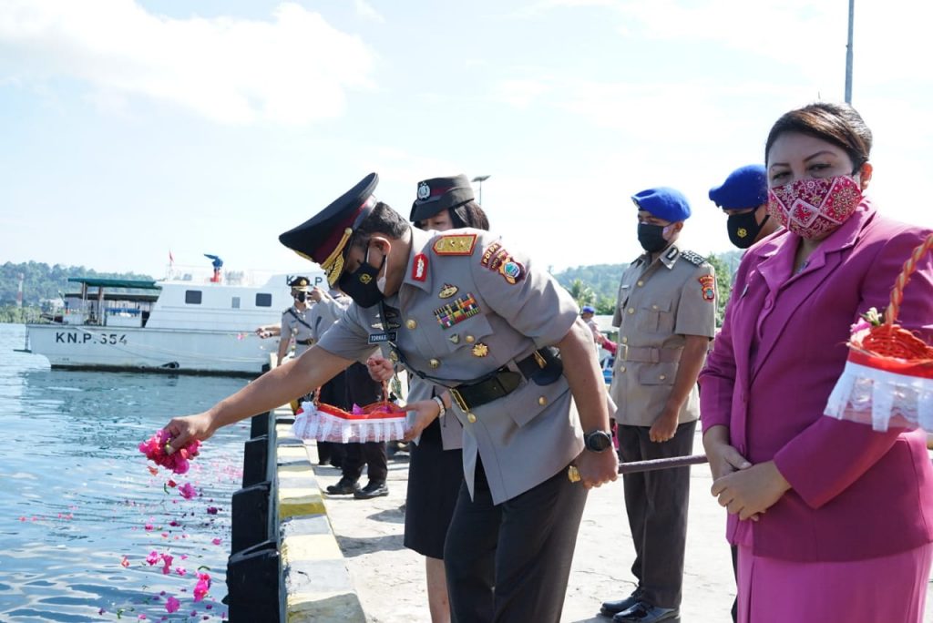 kapolda papua barat gelar ziarah dan tabur bunga di dermaga anggrem 29104