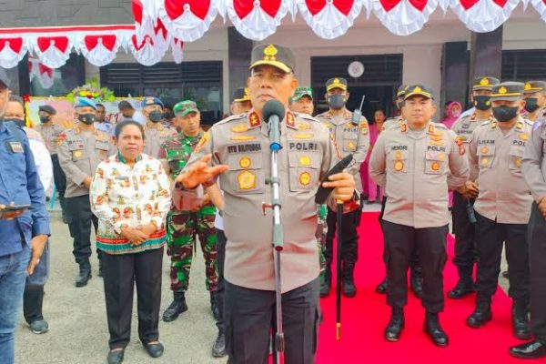 kapolda papua barat ingatkan personel polri untuk tidak lengah hadapi teror kkb 52855