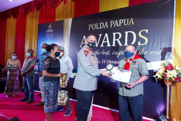 kapolda papua berikan penghargaan kepada pecinta lingkungan dan pejuang literasi 32475