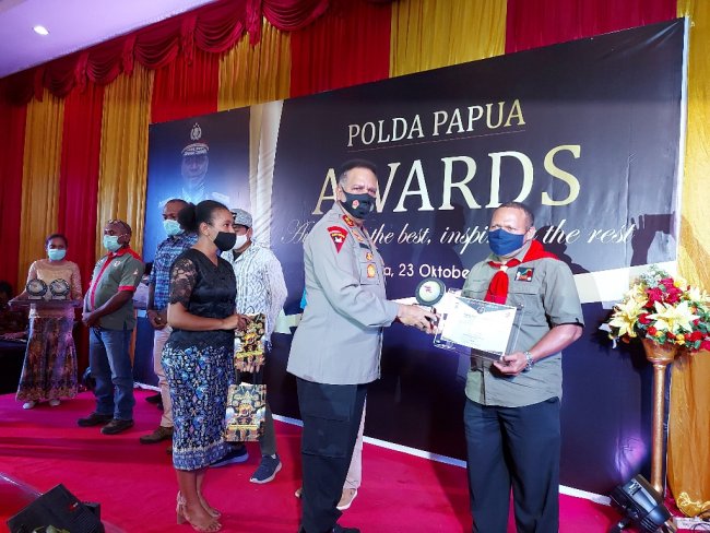 kapolda papua berikan penghargaan kepada pecinta lingkungan dan pejuang literasi 32475