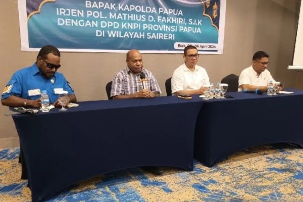 kapolda papua mengajak pemuda saireri menjaga keutuhan nkri 72338