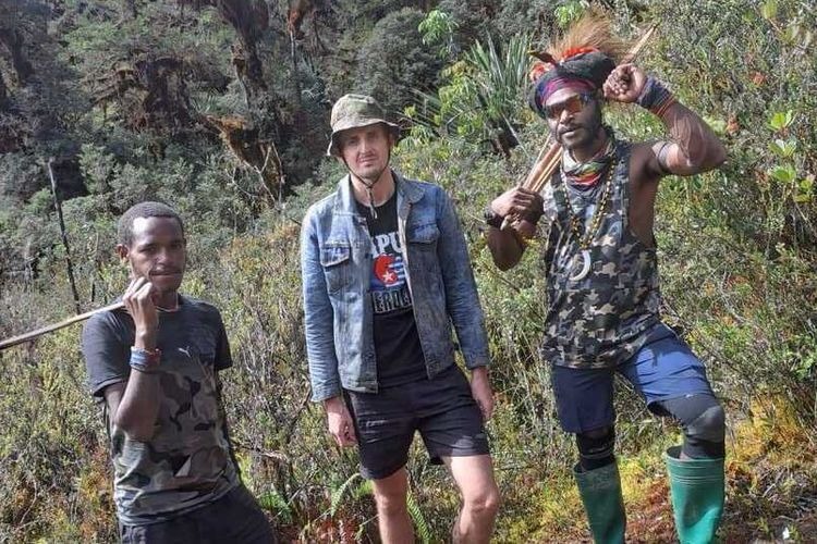 kapolda papua pastikan kondisi pilot susi air yang disandera kkb sehat 54903