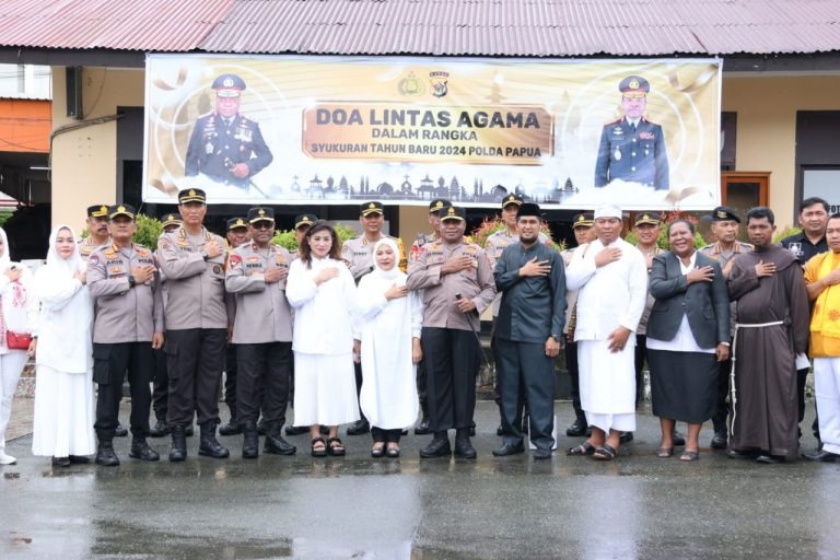 kapolda papua pimpin apel dan doa lintas agama syukuran tahun baru 2024 68725