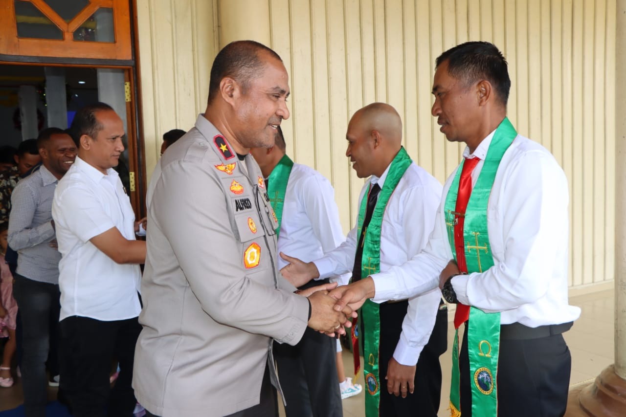 kapolda papua tengah berikan imbauan dan bantuan korban kebakaran jemaat gereja gki bethel mulia 84264
